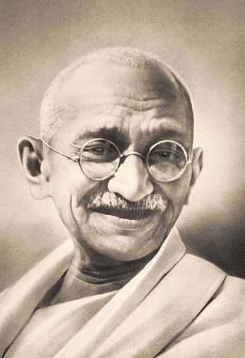 21 gandi1.jpg - Mohandas Karamchand Gandhi (Porbandar, 2 ottobre 1869 – Nuova Delhi, 30 gennaio 1948) è stato uno dei pionieri e dei teorici della resistenza all'oppressione tramite la disobbedienza civile di massa che ha portato l'India all'indipendenza.